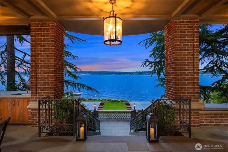 3038 E Laurelhurst Drive NE