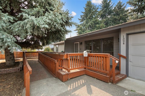 Photo of 1324 Cascade Street, Wenatchee, WA 98801 (MLS # 2569147)