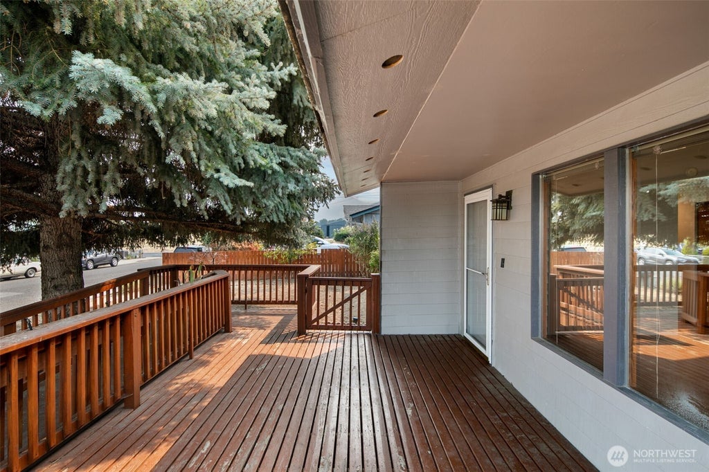 Photo of 1324 Cascade Street, Wenatchee, WA 98801 (MLS # 2569147)