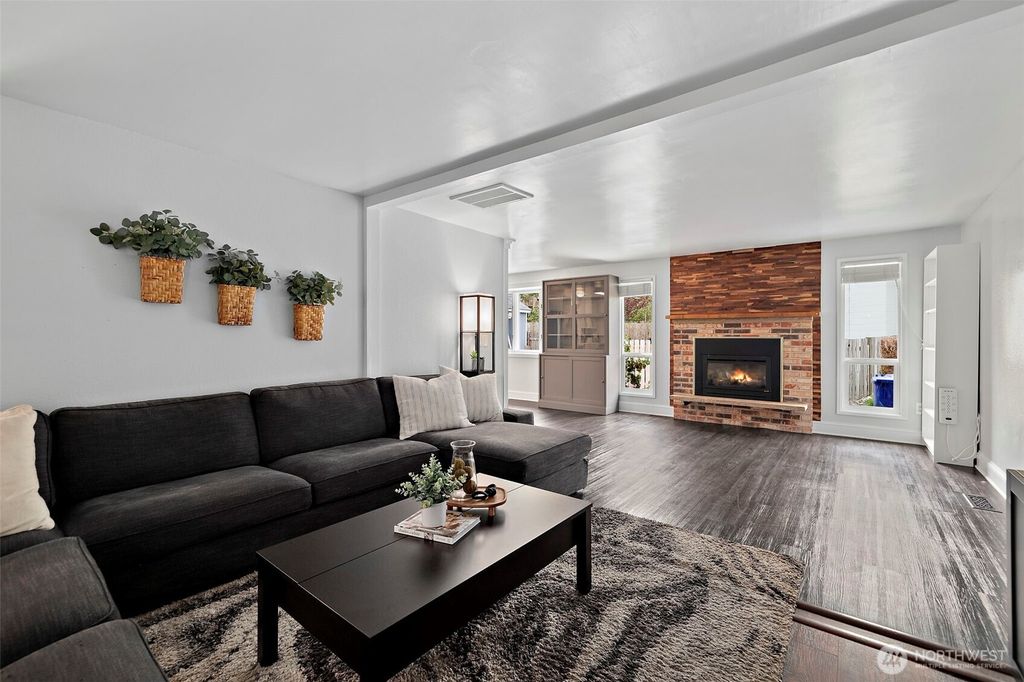 Photo of 914 S 30th Place, Renton, WA 98055 (MLS # 2512941)