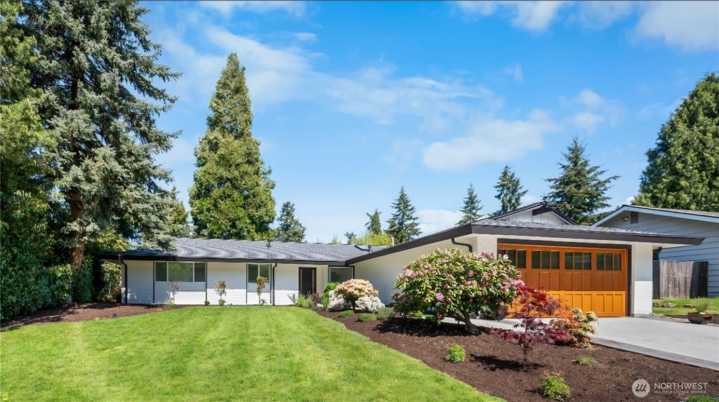 Photo of 8408 SE 34th Place, Mercer Island, WA 98040 (MLS # 2358222)