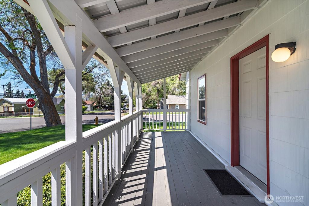 Photo of 415 W 11th Avenue, Ellensburg, WA 98926 (MLS # 2519261)