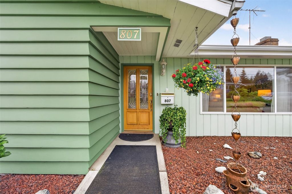 Photo of 807 Jefferson Avenue NE, Renton, WA 98056 (MLS # 2519867)