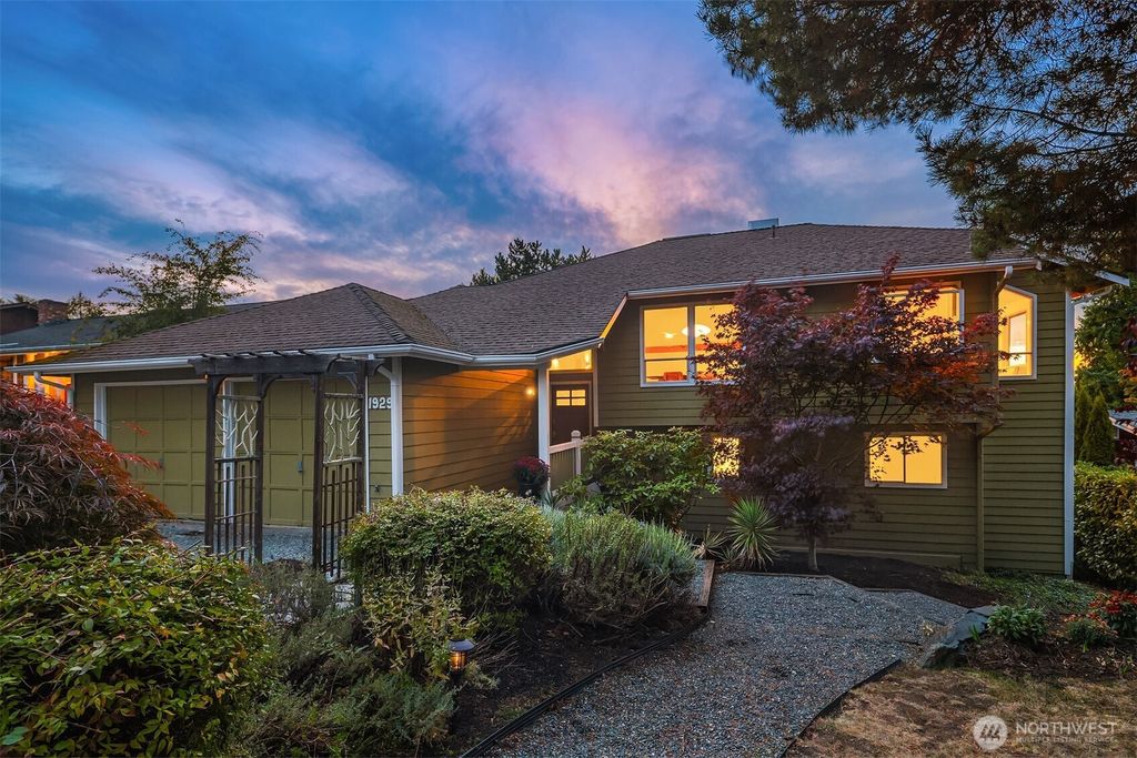 Photo of 1929 2nd Street, Kirkland, WA 98033 (MLS # 2447315)