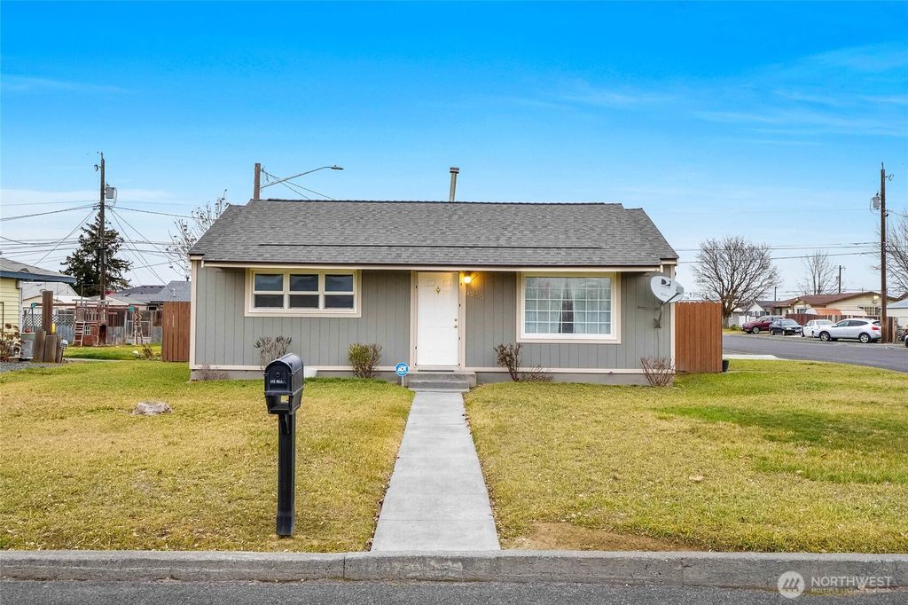 Photo of 1255 E Larch Street, Othello, WA 99344 (MLS # 2469954)