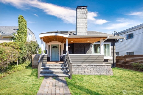 Photo of 7526 Roosevelt Way NE, Seattle, WA 98115 (MLS # 2576006)