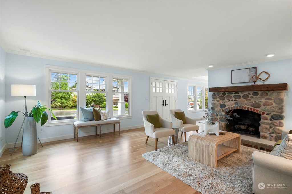 Photo of 646 16th Avenue W, Kirkland, WA 98033 (MLS # 2236967)