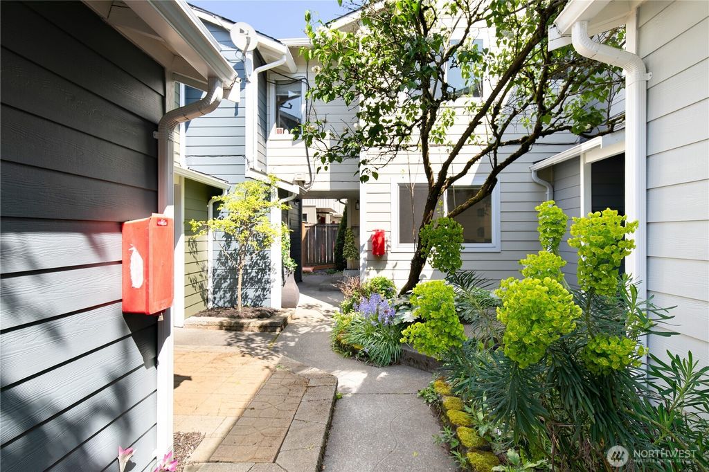 Photo of 116 17th Avenue #D, Seattle, WA 98122 (MLS # 2364836)