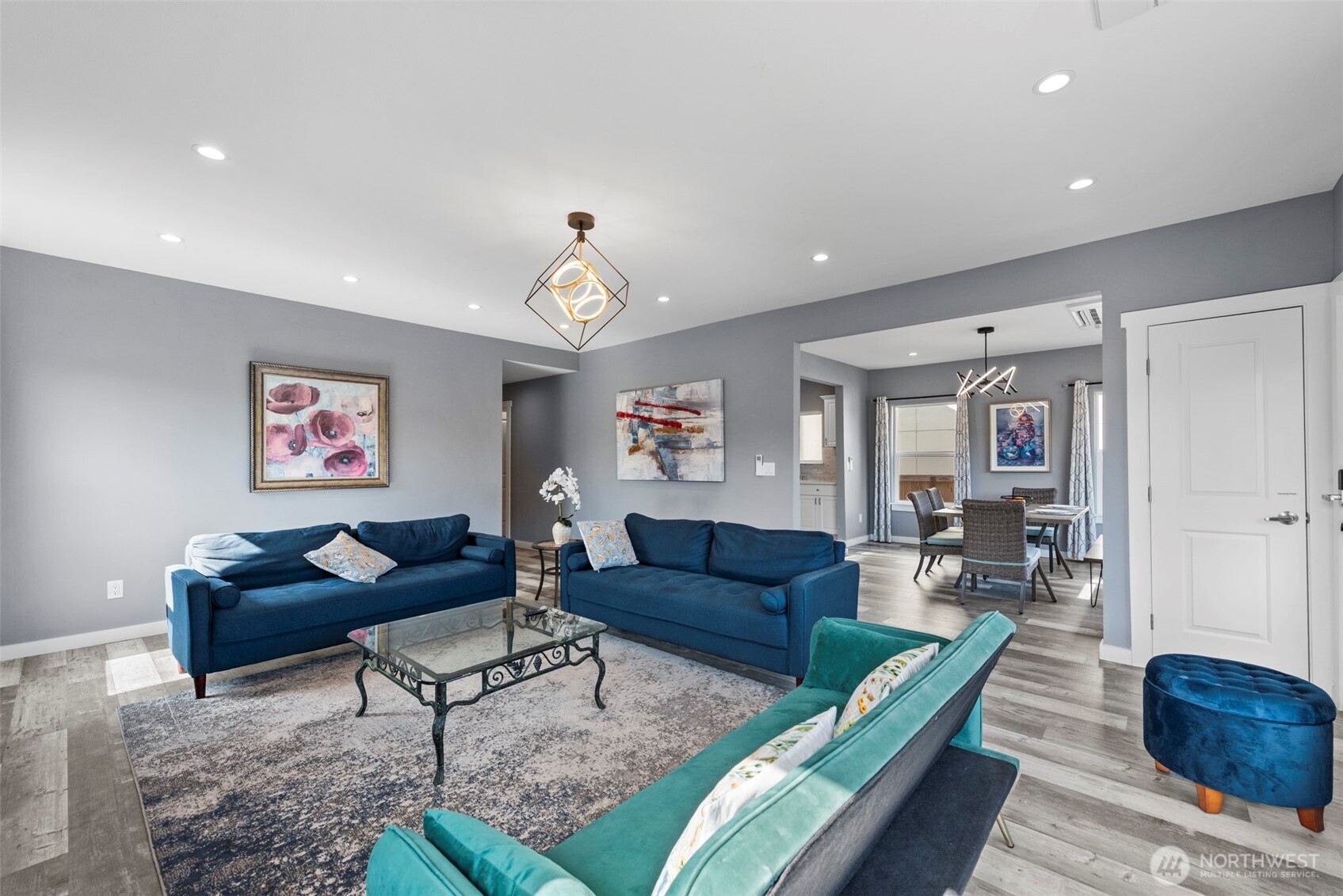 6707 Aurora Avenue N