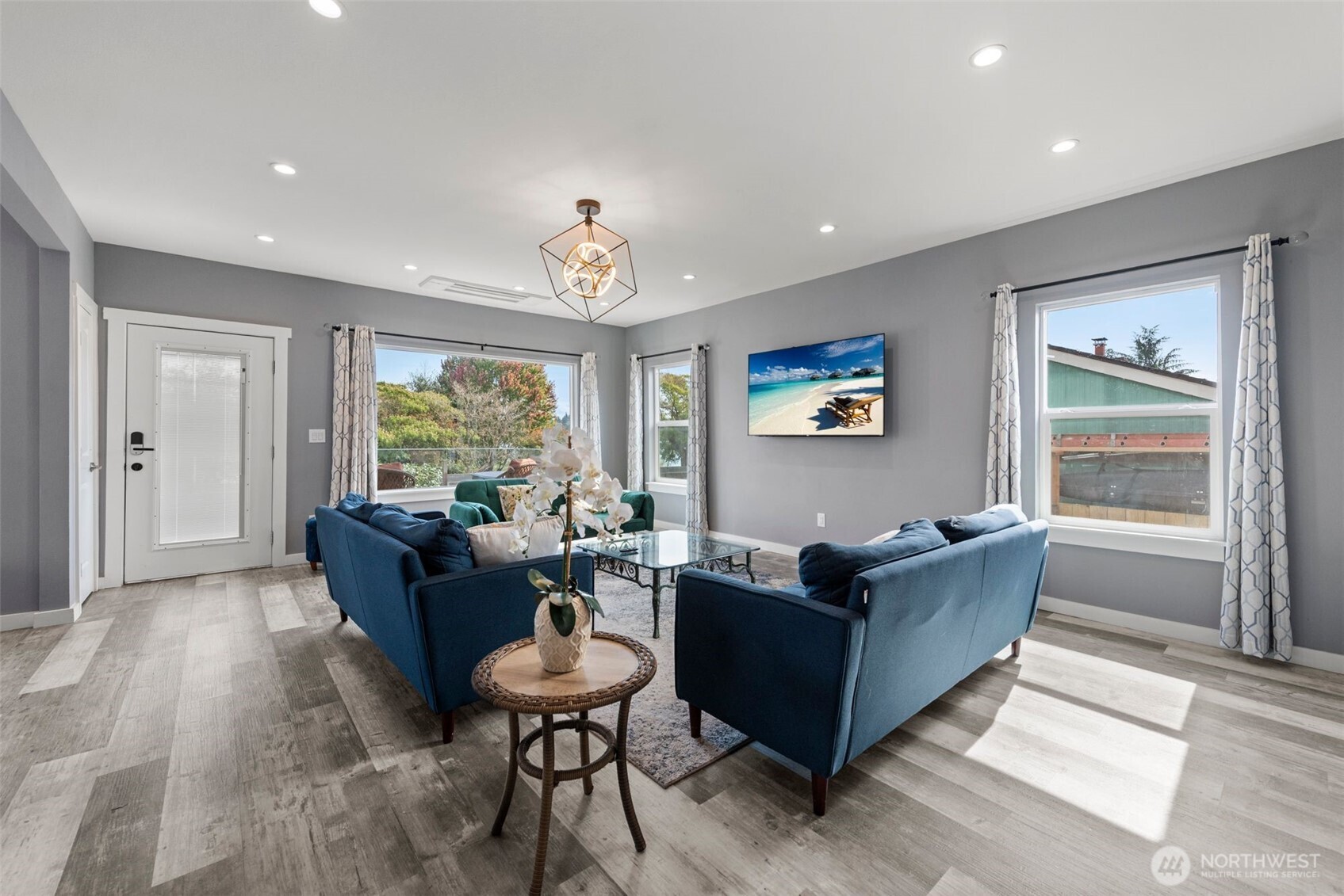 6707 Aurora Avenue N