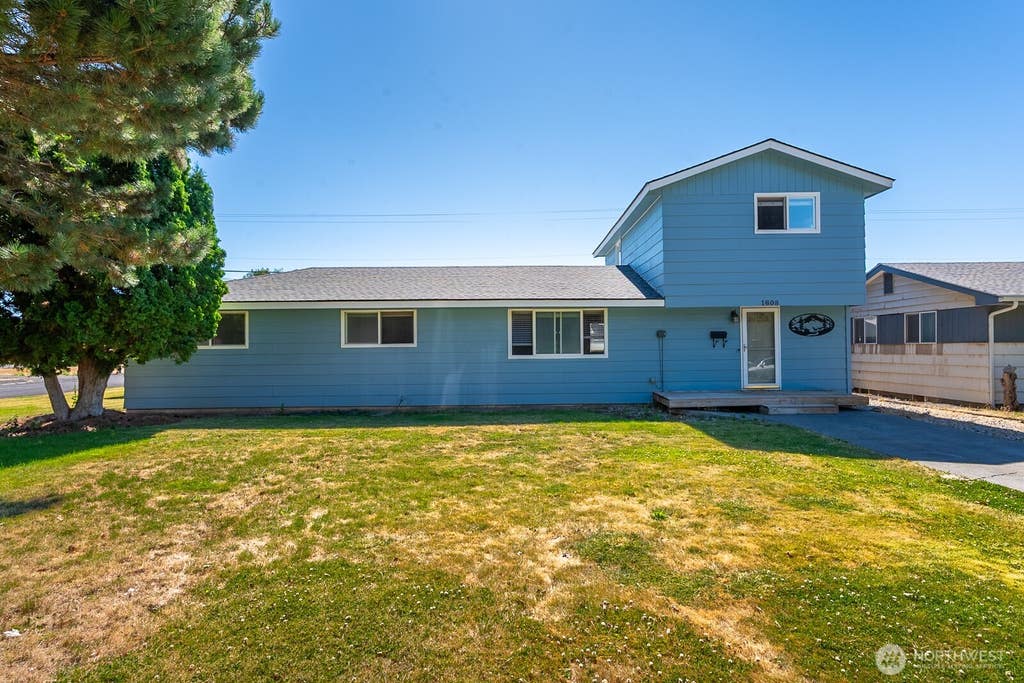 Photo of 1608 C St. ST SW, Ephrata, WA 98823 (MLS # 2553153)