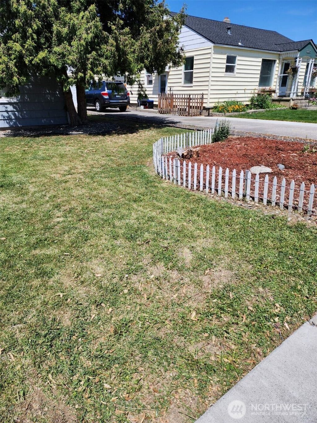 Photo of 1229 C Street SW, Ephrata, WA 98823 (MLS # 2449307)