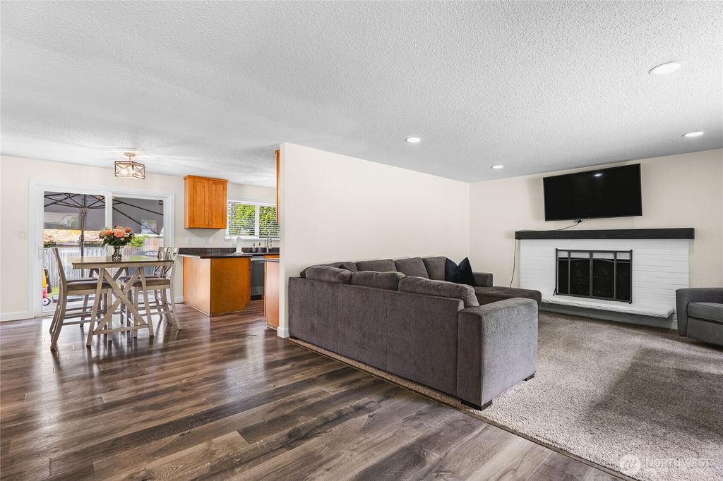Photo of 28621 15th Avenue S, Federal Way, WA 98003 (MLS # 2411416)