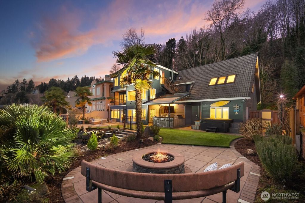 Photo of 14014 Riviera Place NE, Seattle, WA 98125 (MLS # 2483560)