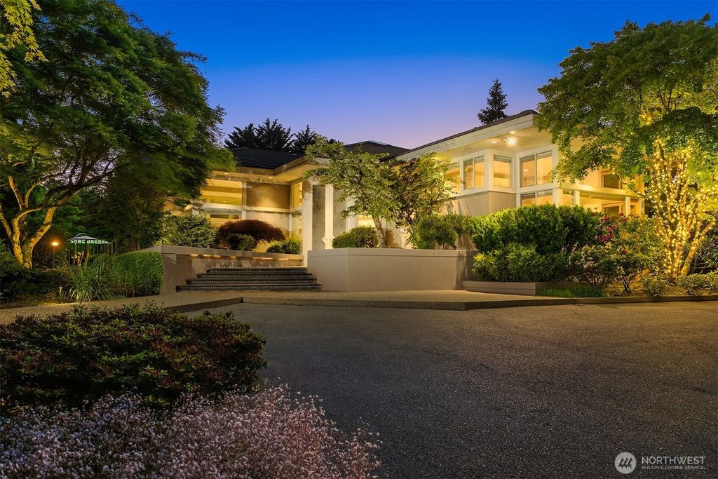 Photo of 1625 Evergreen Point Road, Medina, WA 98039 (MLS # 2371807)