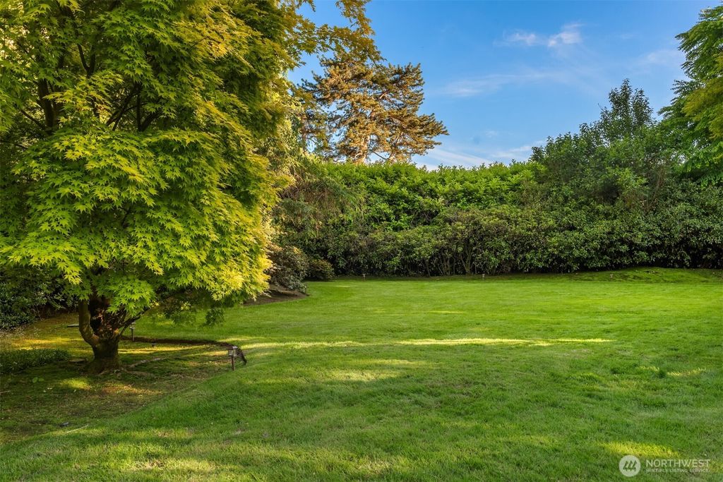 Photo of 1625 Evergreen Point Road, Medina, WA 98039 (MLS # 2371807)