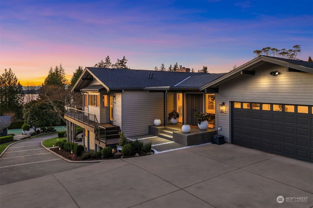 Photo of 10407 NE 52nd Street, Kirkland, WA 98033 (MLS # 2326132)