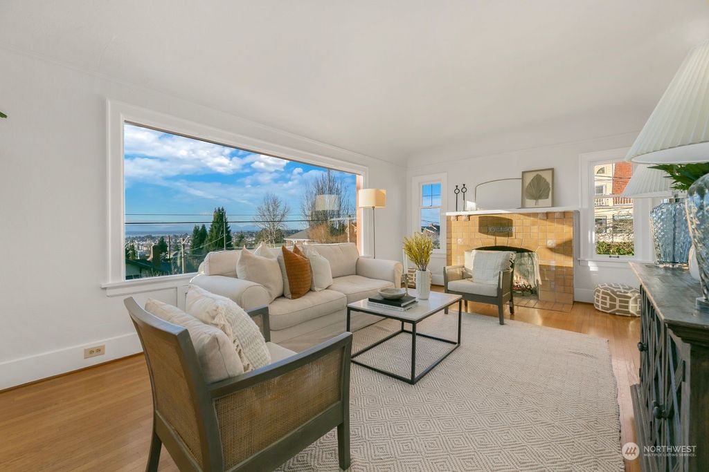 Photo of 5018 Greenwood Avenue N, Seattle, WA 98103 (MLS # 2185328)