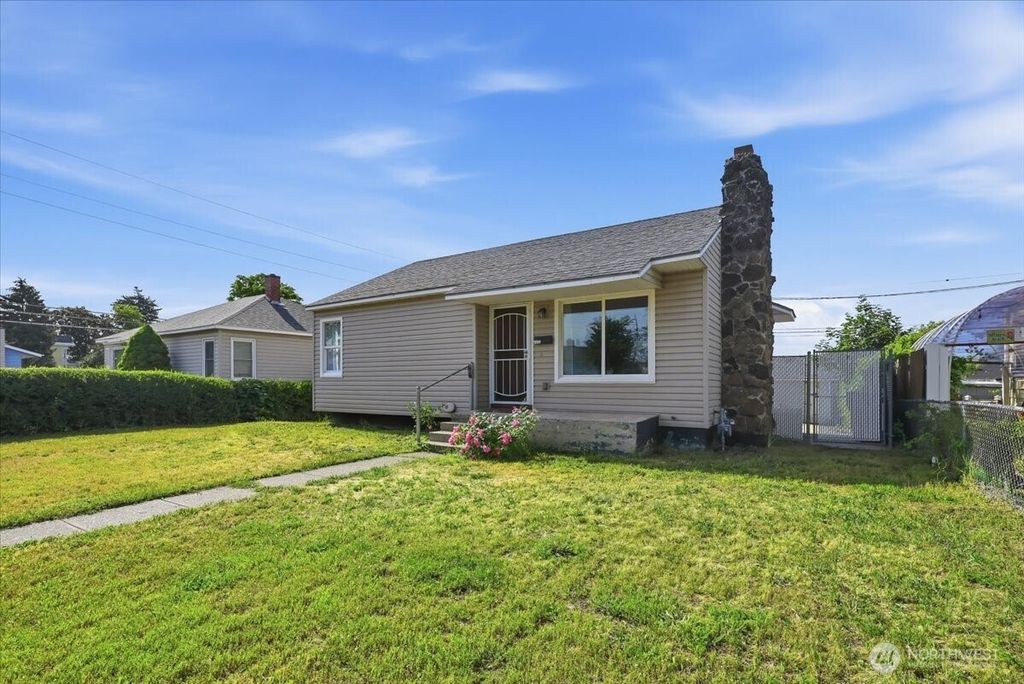 Photo of 1324 E Kiernan Avenue, Spokane, WA 99207 (MLS # 2531030)