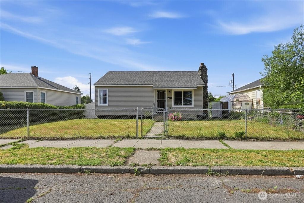 Photo of 1324 E Kiernan Avenue, Spokane, WA 99207 (MLS # 2531030)