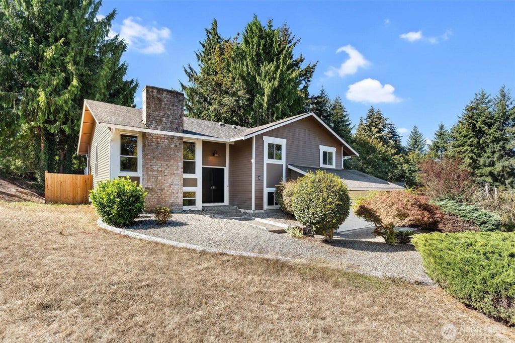 Photo of 4203 SW 328th Street, Federal Way, WA 98023 (MLS # 2582890)