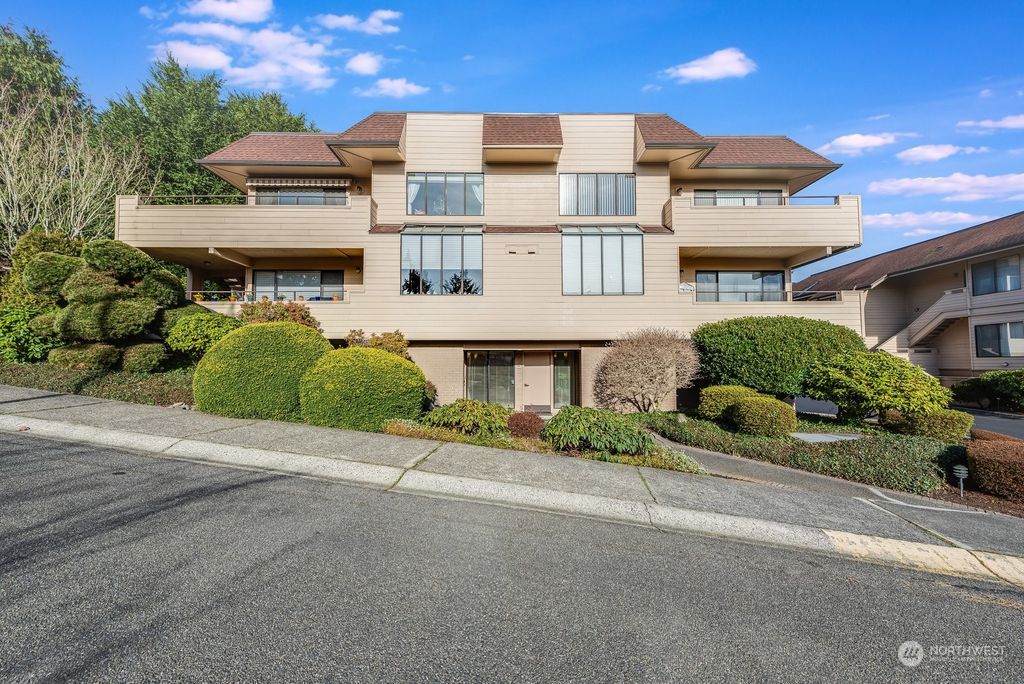 Photo of 910 S 248th Street #1, Des Moines, WA 98198 (MLS # 2324596)
