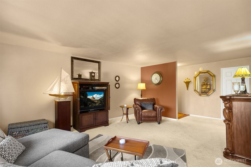 Photo of 330 Elm Street #305, Everett, WA 98203 (MLS # 2436386)