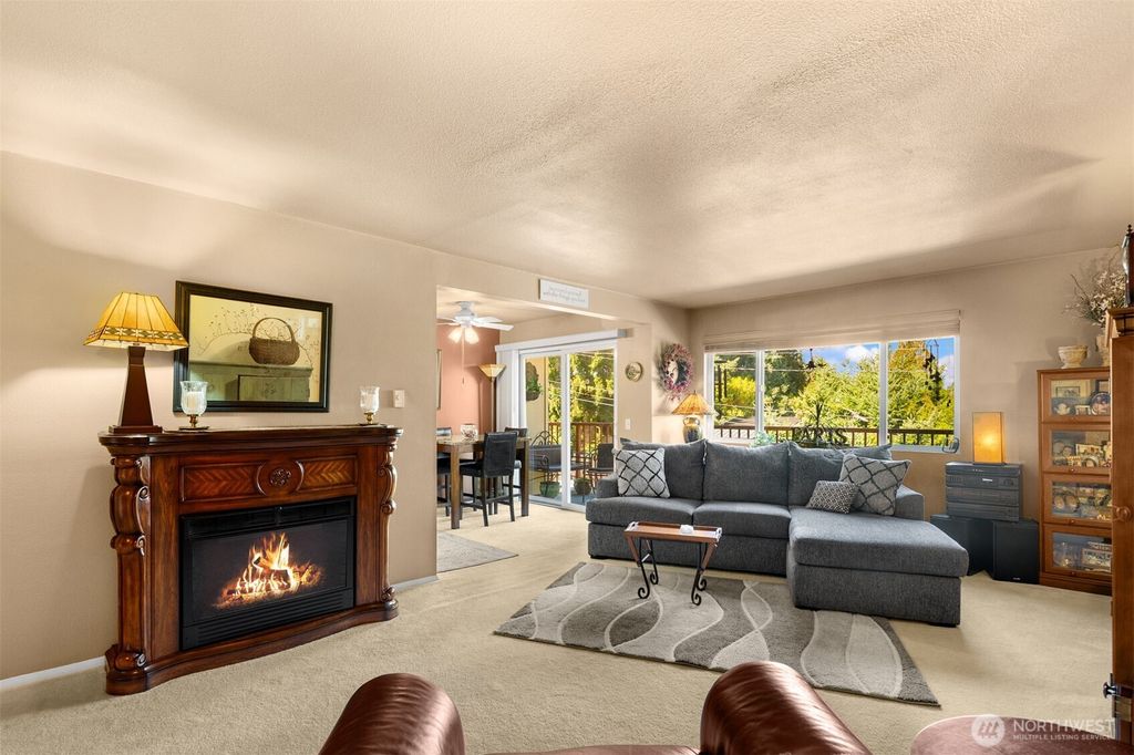 Photo of 330 Elm Street #305, Everett, WA 98203 (MLS # 2436386)