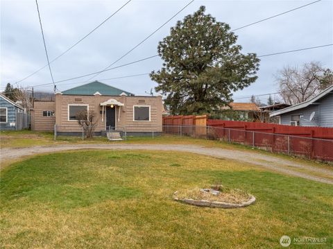 Photo of 616 S Chelan Avenue, Wenatchee, WA 98801 (MLS # 2474778)
