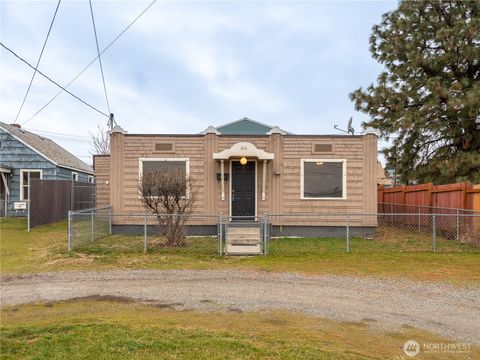 Photo of 616 S Chelan Avenue, Wenatchee, WA 98801 (MLS # 2474778)