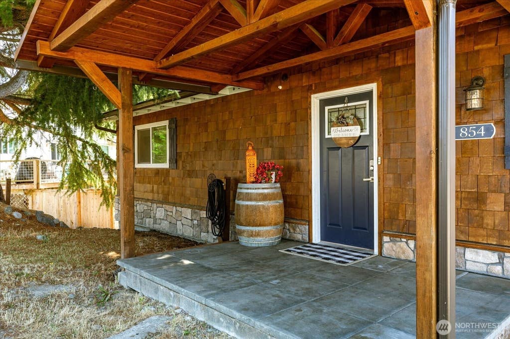Photo of 854 Burroughs Avenue, Oak Harbor, WA 98277 (MLS # 2564680)