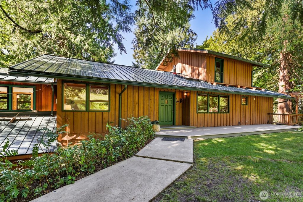 Photo of 18503 SE 64th Way, Issaquah, WA 98027 (MLS # 2525898)