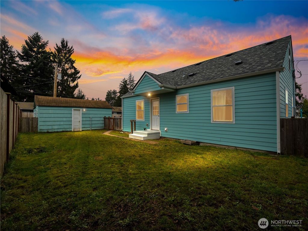 Photo of 922 5th Street NW, Puyallup, WA 98371 (MLS # 2470075)