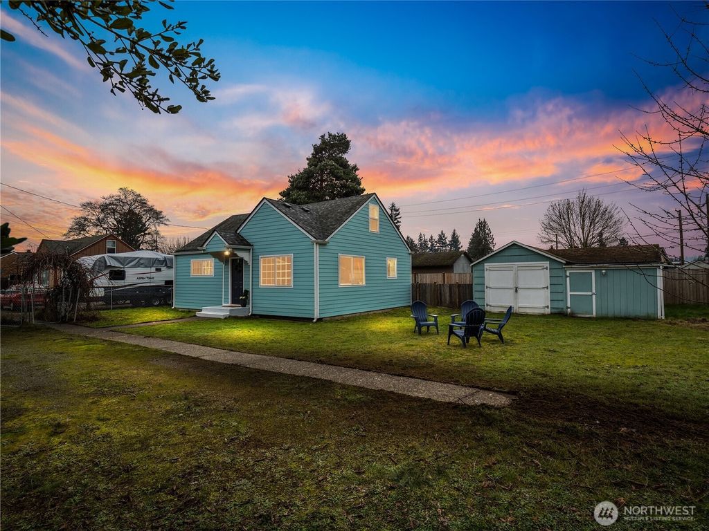 Photo of 922 5th Street NW, Puyallup, WA 98371 (MLS # 2470075)