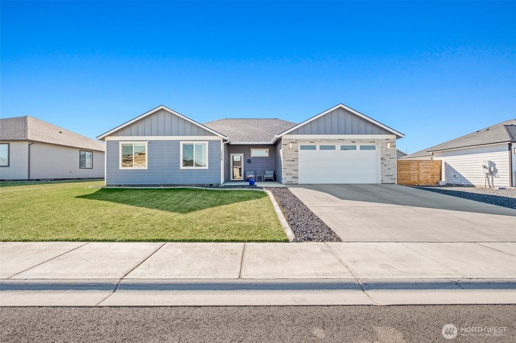 Photo of 1006 6th Avenue NE, Ephrata, WA 98823 (MLS # 2488374)