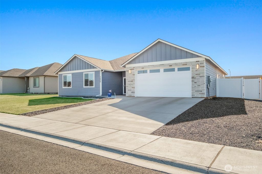 Photo of 1006 6th Avenue NE, Ephrata, WA 98823 (MLS # 2488374)