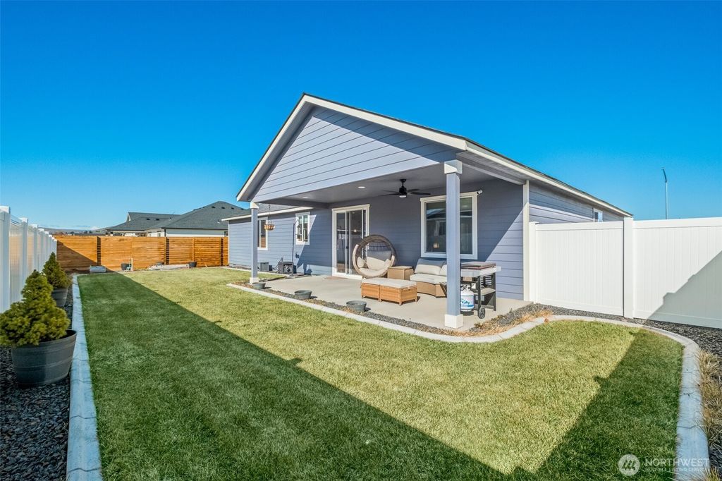 Photo of 1006 6th Avenue NE, Ephrata, WA 98823 (MLS # 2488374)