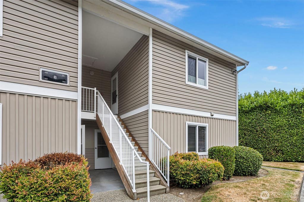 Photo of 12510 NE 130th Way #B101, Kirkland, WA 98034 (MLS # 2550023)