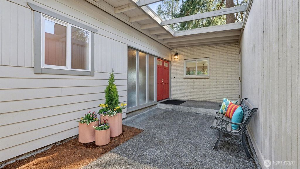 Photo of 912 168th Place NE, Bellevue, WA 98008 (MLS # 2503441)