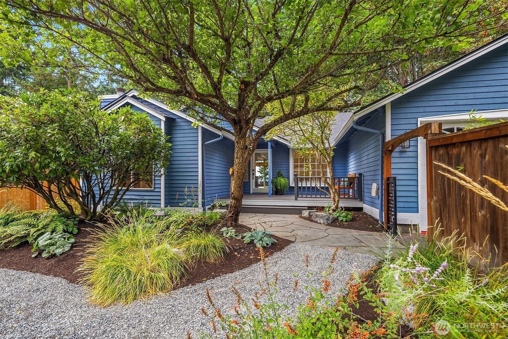 Photo of 13833 70th Avenue NE, Kirkland, WA 98034 (MLS # 2407368)