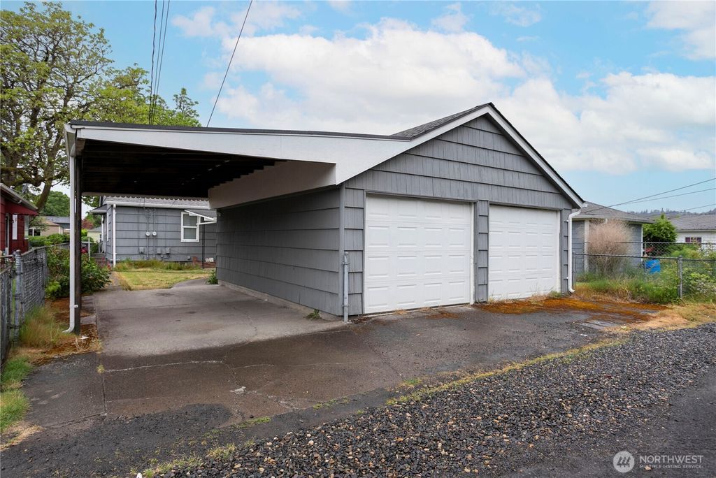 Photo of 1409 9th Avenue, Longview, WA 98632 (MLS # 2513599)