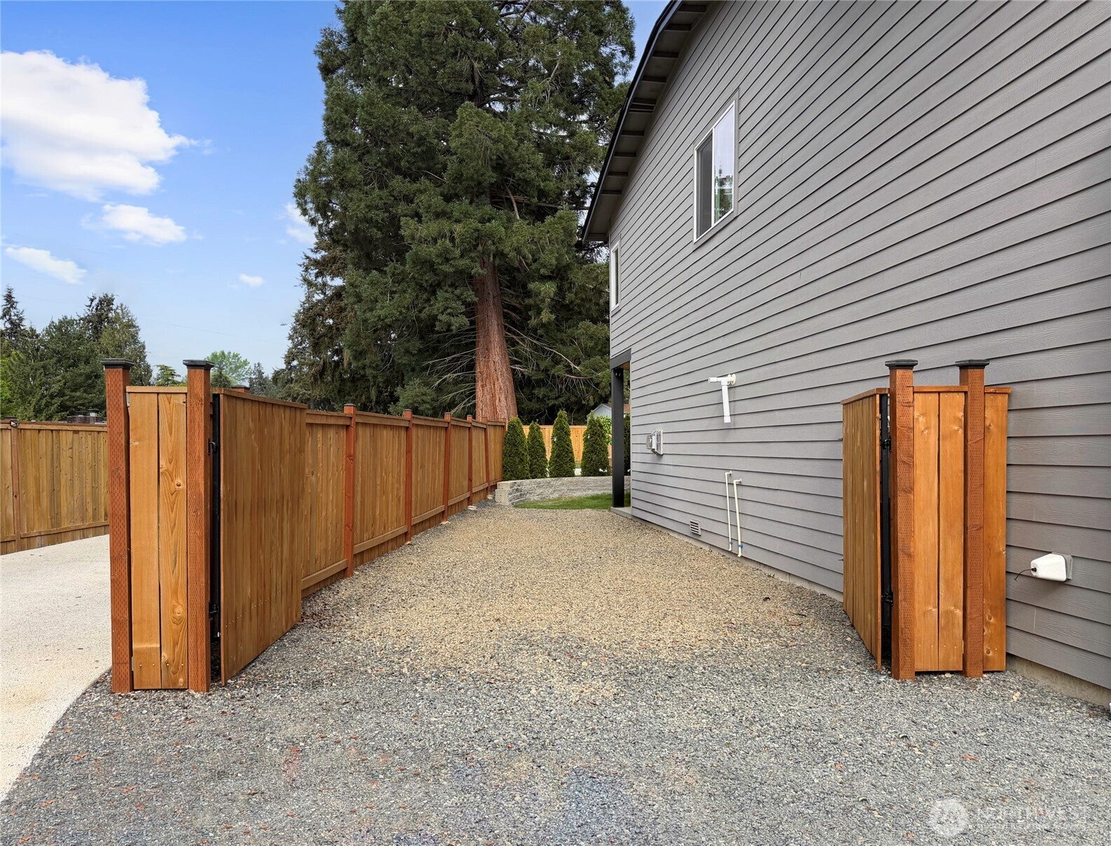 719 Edmonds Way