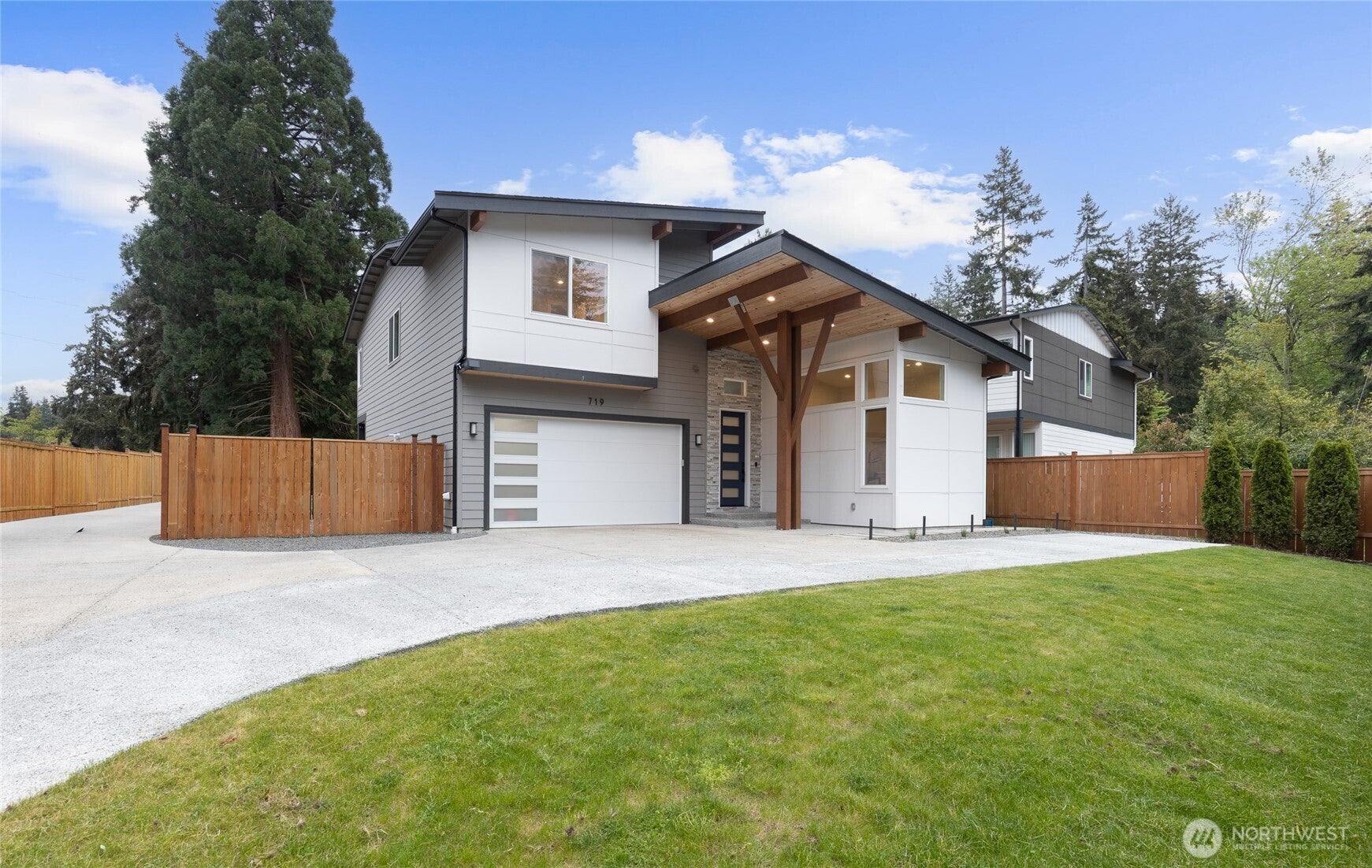719 Edmonds Way