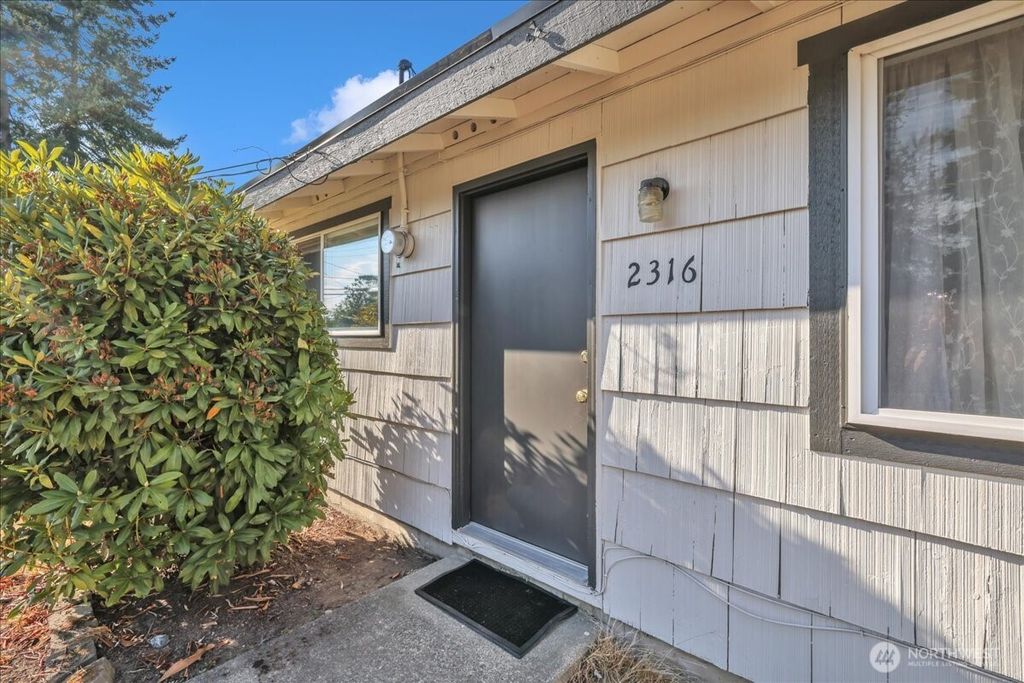 Photo of 2316 SW 328th Street, Federal Way, WA 98023 (MLS # 2426987)