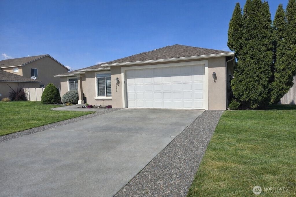 Photo of 1747 Sunshine Ave Ave, West Richland, WA 99353 (MLS # 2509954)