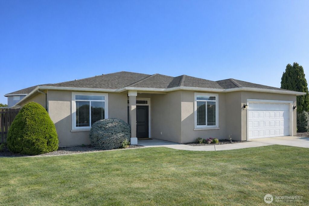 Photo of 1747 Sunshine Ave Ave, West Richland, WA 99353 (MLS # 2509954)
