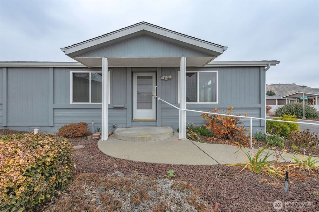 Photo of 1705 Twins Peaks Drive, Wenatchee, WA 98801 (MLS # 2457245)