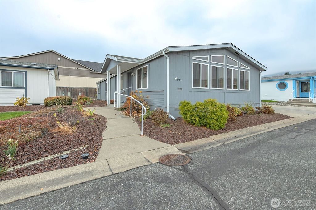 Photo of 1705 Twins Peaks Drive, Wenatchee, WA 98801 (MLS # 2457245)