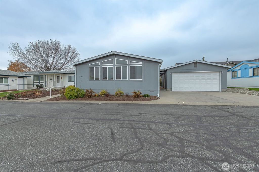 Photo of 1705 Twins Peaks Drive, Wenatchee, WA 98801 (MLS # 2457245)