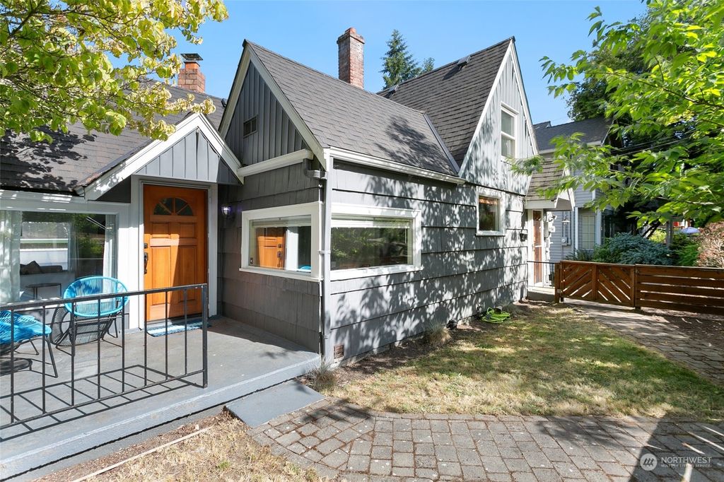 Photo of 7550 Ravenna Avenue NE, Seattle, WA 98115 (MLS # 2297135)